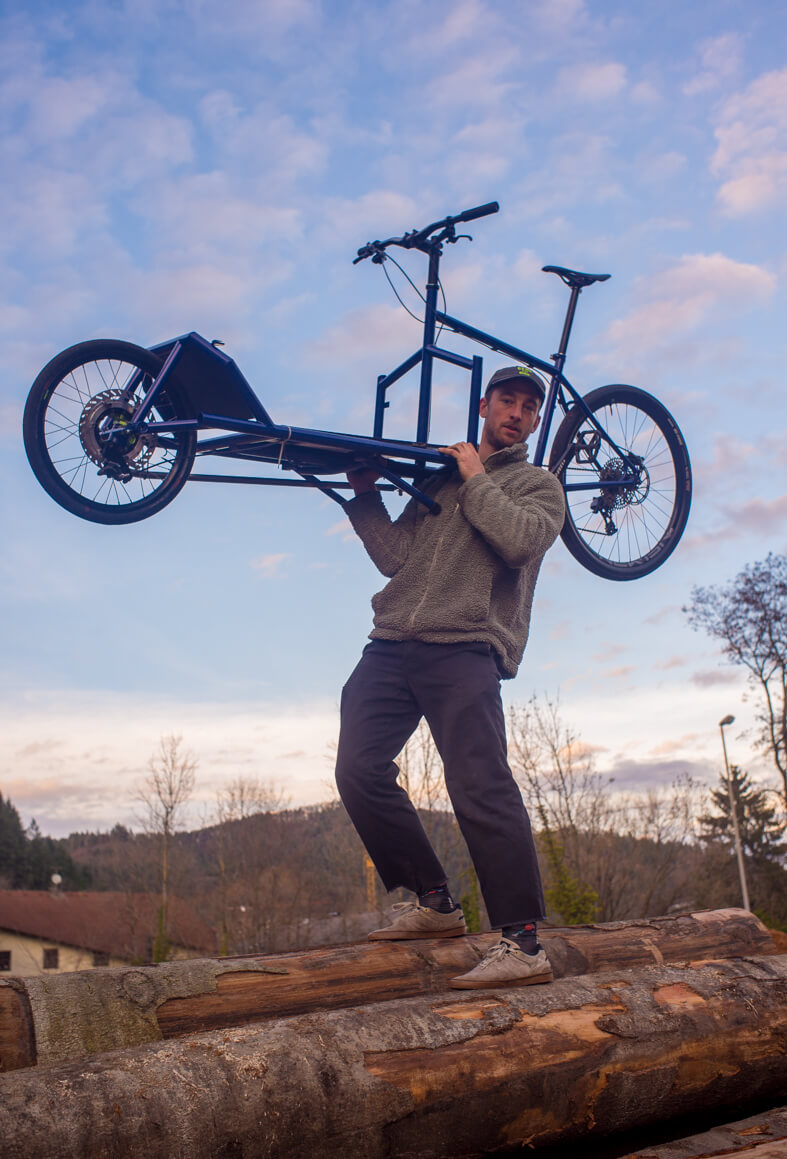 Remy lifting the bike to show off how light it is